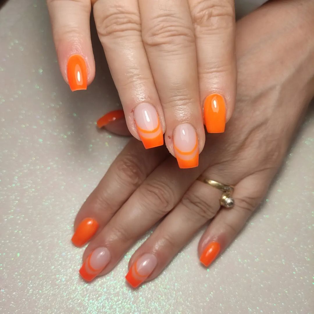 A chi stanno bene le unghie arancioni - Instagram: @7z_nailsroom_torino