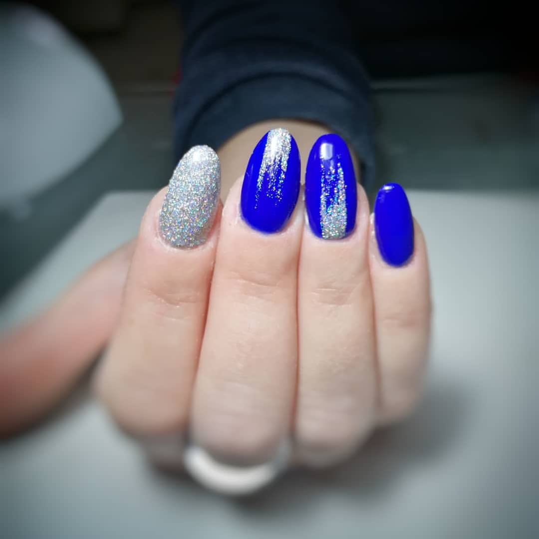 Unghie blu e argento - Instagram: @niky_gni