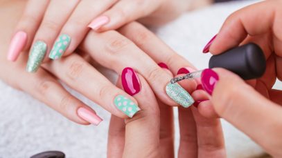 Unghie colorate, le Nail art più alla moda per mani al top - Foto: stock.adobe.com