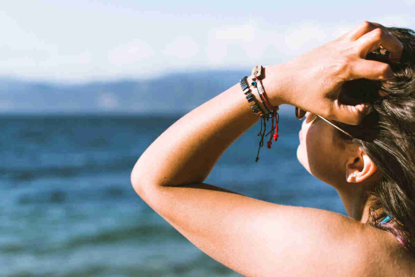 Ragazza al mare che prende il sole